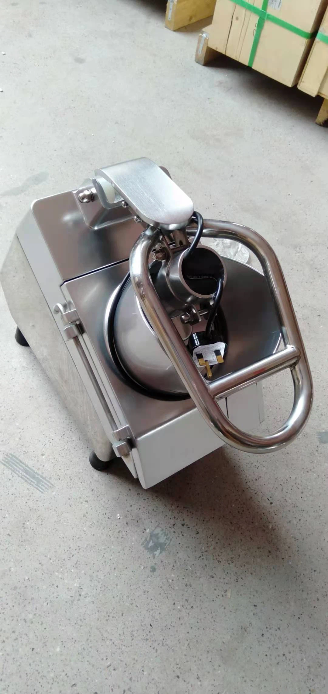 מכונת חיתוך ירקות פירות טובה חייבת להיות עשויה מכל 304 לוחות נירוסטה.